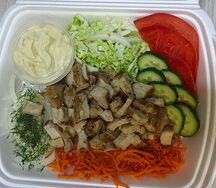 Шаурма на тарелке с курицей