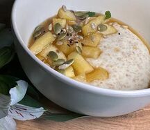 Каша овсяная на миндальном молоке с томлёным яблоком 