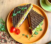 Сэндвич на бородинском с лососем и авокадо