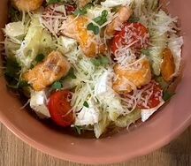 Паста пенне с лососем, гуакамоле и фетой