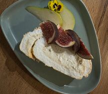 Меренговый рулет Груша-горгонзола