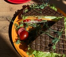 Сэндвич на бородинском с окороком