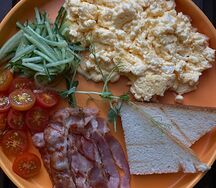 Скрэмбл с черри и беконом, огурцом и тостами