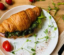 Круассан с окороком