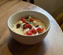 Сливочное киноа с бри, клубникой и вяленой клюквой