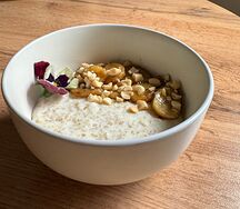 Каша овсяная с бананом и солёным арахисом