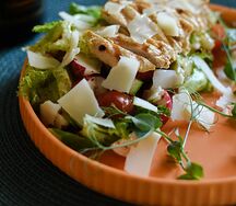 Пряный салат с курицей