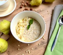 Каша Томленая груша на меду с кедровыми орешками