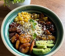 Боул на булгуре с овощами и креветками