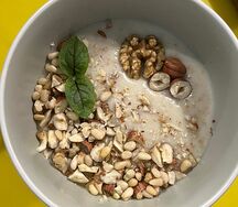 Каша овсяная на молоке с орехами