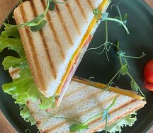 Сэндвич с окороком на белом хлебе