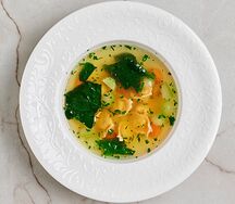 Куриный суп с овощами и тортеллини из цыпленка