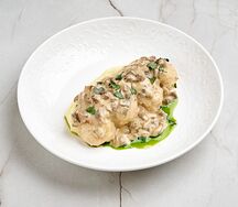 Куриные фрикадельки с грибным соусом и пюре