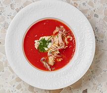 Томатный суп с морепродуктами и сыром страчателла