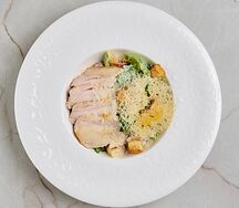 Цезарь с куриным филе и сырными чипсами