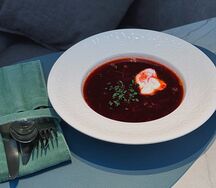 Борщ с говядиной и сметаной