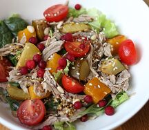 Салат с рваной уткой, печеной тыквой и грушей