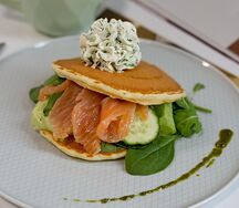 Панкейки с лососем и соусом из авокадо