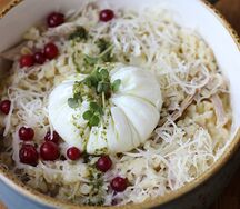 Булгур с томленой уткой и яйцом пашот