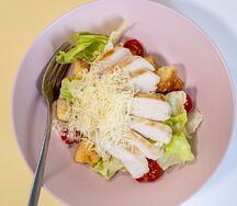 Салат Цезарь с курицей