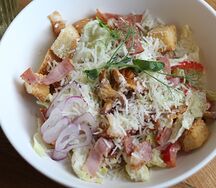 Теплый салат с лисичками и беконом