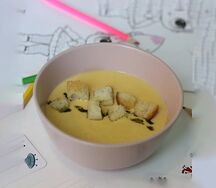 Сырный суп с обжаренным беконом и сухариками