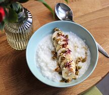 Рисовая каша с бананом и тыквенными семечками