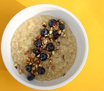 Каша из киноа с голубикой и фисташкой на кокосовом молоке