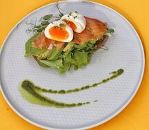 Тост с лососем и авокадо