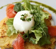 Картофельные драники с лососем и яйцом пашот