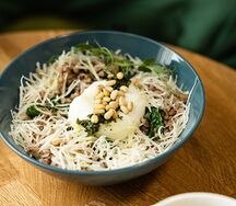 Гречка с сыром пармезан, яйцом пашот, шпинатом, под соусом песто с кедровым орехом