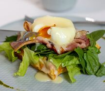 Яйцо Бенедикт под голландским соусом с беконом