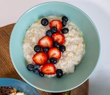 Каша овсяная с ягодами