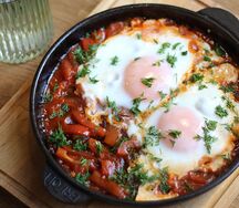 Шакшука из двух яиц в томатном соусе