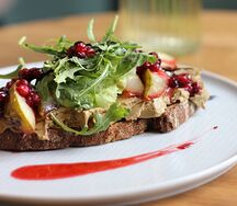 Тост с печеночным паштетом, грушей и брусникой