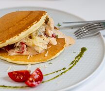 Панкейки с курицей и грибами в сливочном соусе