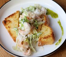 Бриошь со скремблом и креветками