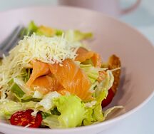 Салат Цезарь с лососем
