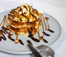 Панкейки с бананом, шоколадным соусом и соленой карамелью