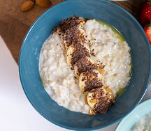 Каша овсяная с арахисовой пастой, бананом и шоколадом