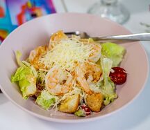 Салат Цезарь с креветками