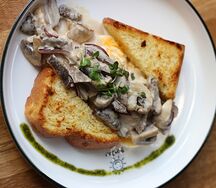 Бриошь со скремблом и бефстрогановом