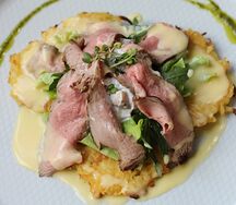 Картофельные драники с груздями и ростбифом