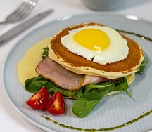 Панкейки с беконом и глазуньей