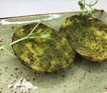 Печеный картофель с соусом песто