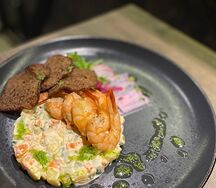 Оливье с тигровыми креветками