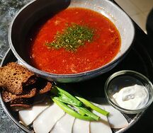 Борщ с говядиной, салом и гренками