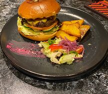 Бургер с куриной котлетой и сыром Чеддер