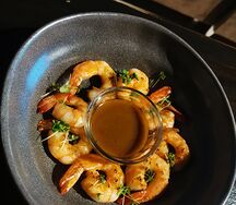 Тигровые креветки, жареные в пряном соусе