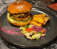 Острый бургер с котлетой из мраморной говядины и соусом барбекю